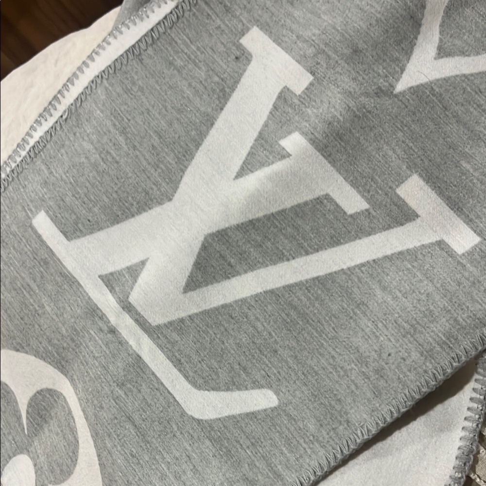 Louis Vuitton Gray and White Scarf selling my whole closet check out listings!!